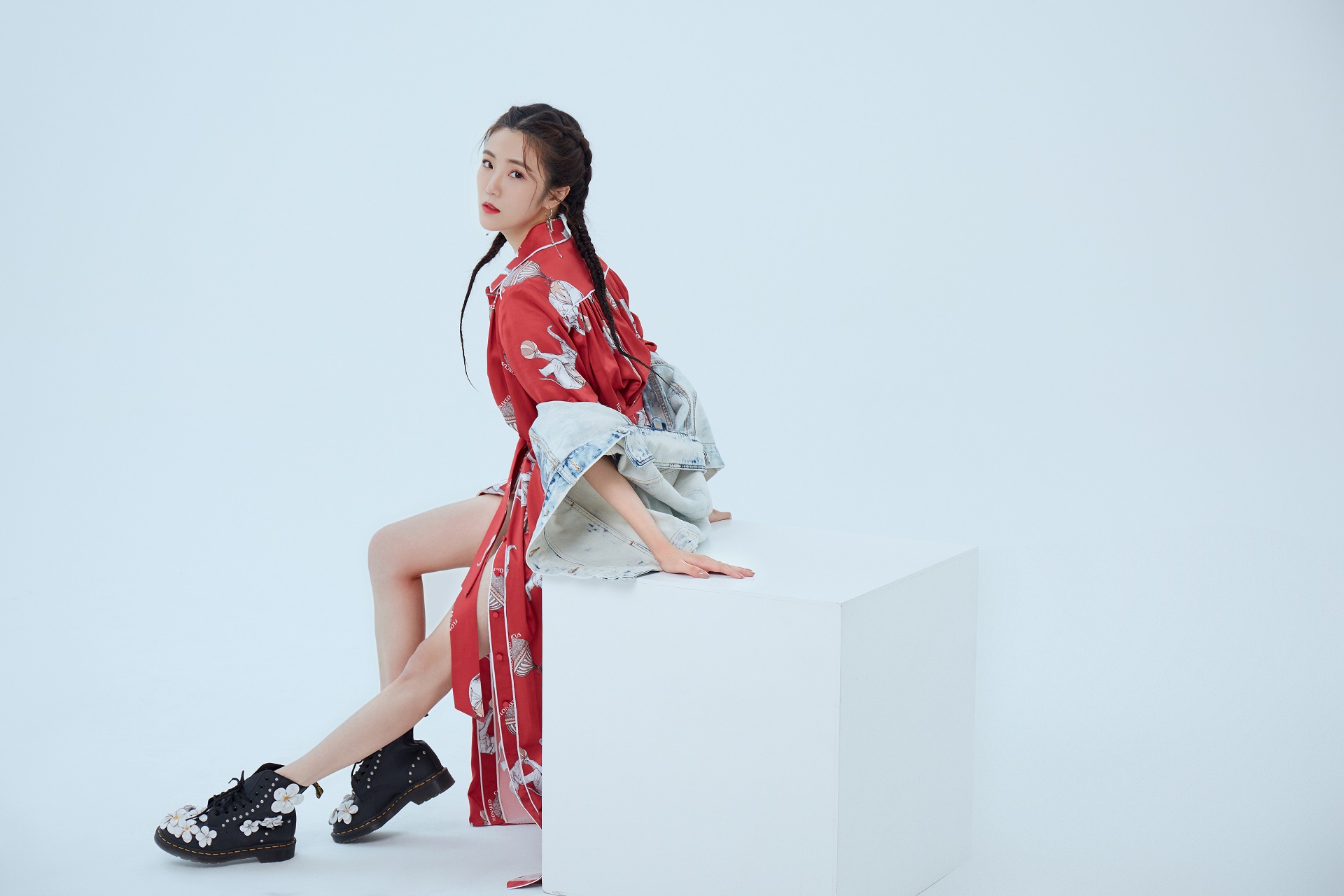 张可盈写真演绎酷飒混搭风双羊角辫青春活力max