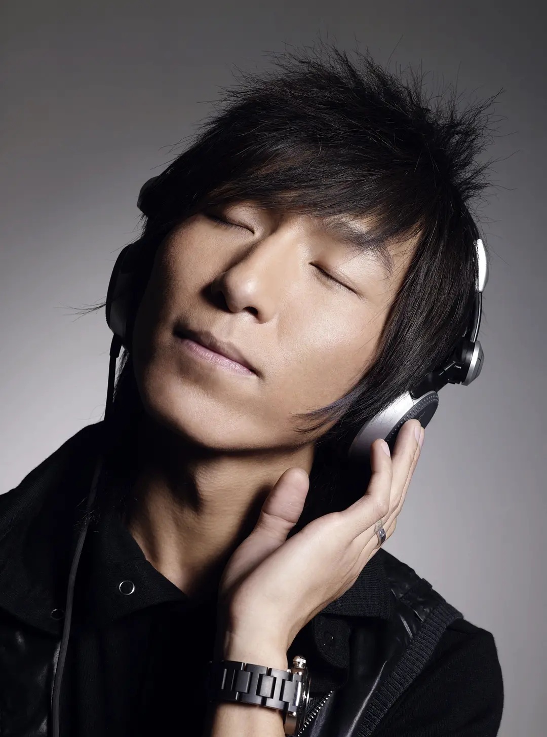 陈羽凡参加婚礼献唱,红色头发亮眼,这是要复出的节奏?