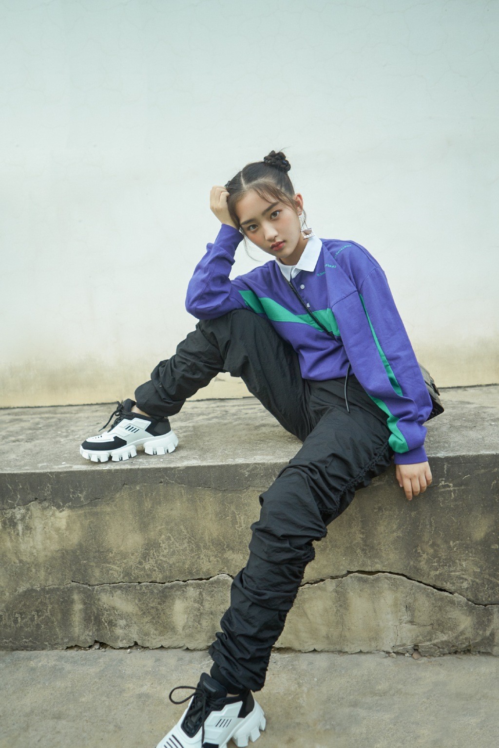 邓恩熙晒私服写真,穿休闲装绑哪吒头,戴"燕尾夹"可爱俏皮