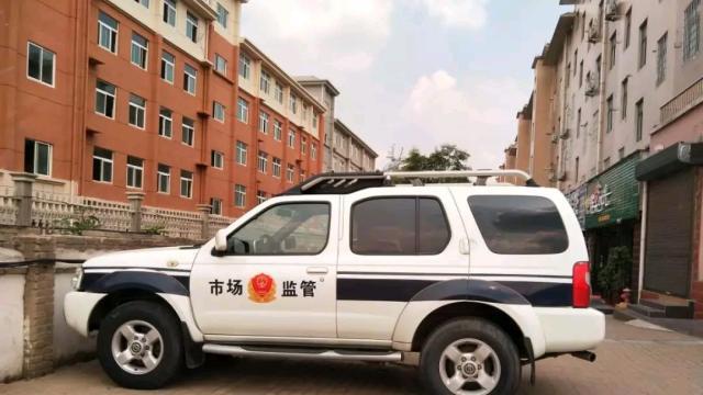 信阳一市场监管车辆现身世界城一期疑似公车私用接受宴请