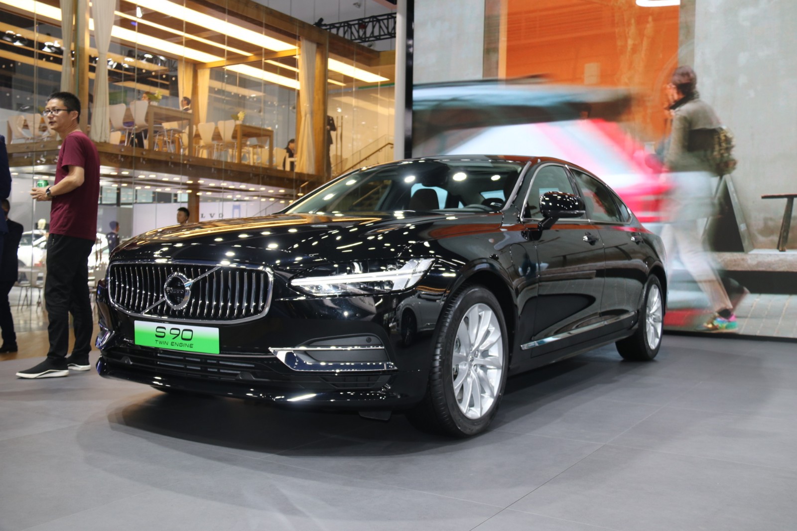 2019成都车展百公里油耗23升沃尔沃s90phev实车亮相