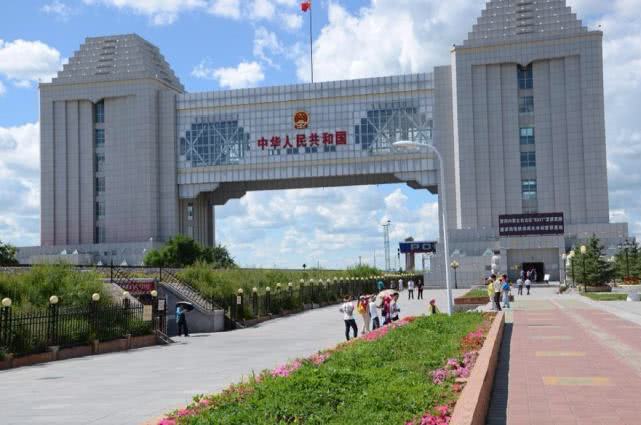 站在中俄的边界上看看两国的边境城市差别真的不是一般的大
