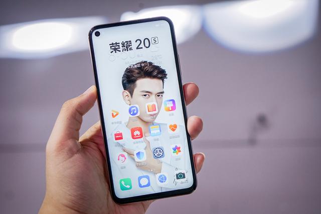 荣耀20s发布会现场图说产品线整合归类会如何冲击行业