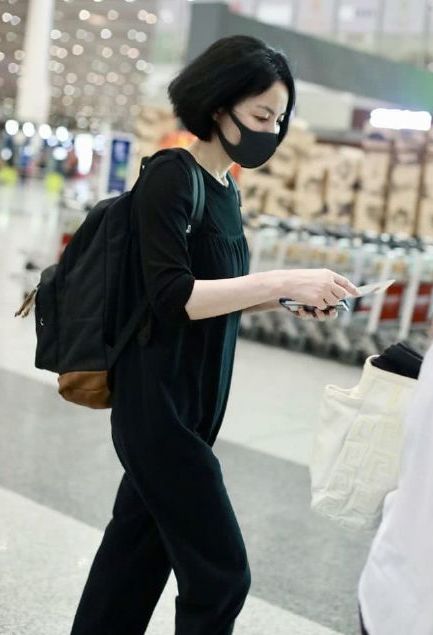 王菲穿连体裤太有型被粉丝要签名很体贴无名指戴戒指疑已求婚