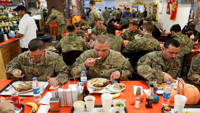 伙食究竟有多丰富?美军现役士兵变成"肥胖军团",看杜文龙点评