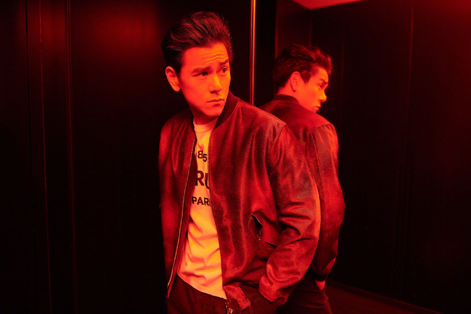 彭于晏高调营业,红色西装竟配小白鞋,大胆之处却显男人味