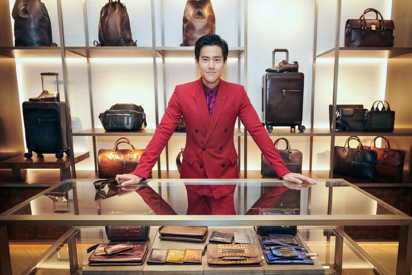 彭于晏高调营业,红色西装竟配小白鞋,大胆之处却显男人味