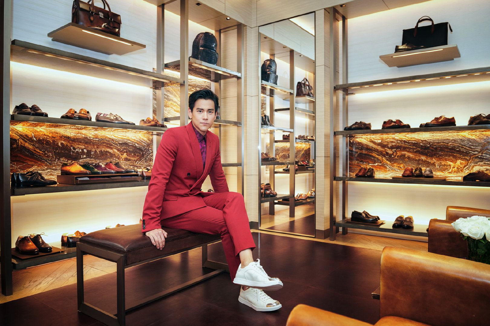 彭于晏高调营业,红色西装竟配小白鞋,大胆之处却显男人味