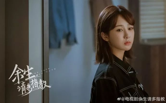 肖战杨紫吻戏路透曝光，杨紫费力抬脖子，腿还比肖战粗一大圈