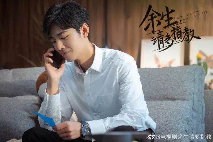 肖战杨紫吻戏路透曝光，杨紫费力抬脖子，腿还比肖战粗一大圈