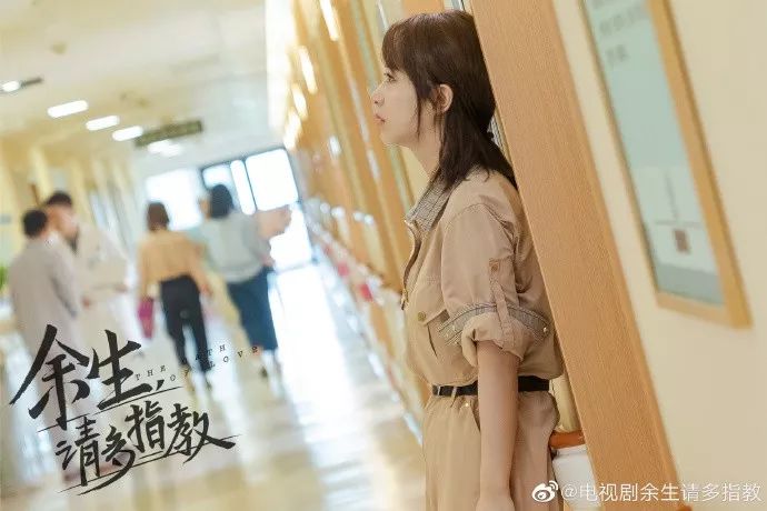 肖战杨紫吻戏路透曝光，杨紫费力抬脖子，腿还比肖战粗一大圈
