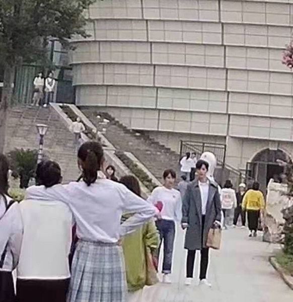 肖战杨紫吻戏路透曝光，杨紫费力抬脖子，腿还比肖战粗一大圈