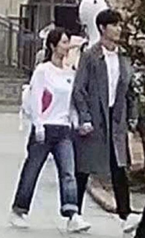 肖战杨紫吻戏路透曝光，杨紫费力抬脖子，腿还比肖战粗一大圈