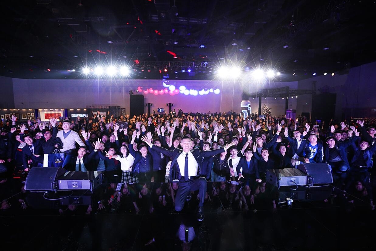 派发各种大奖外,宝哥在直播的时候也总是能想出各种各样的节目来逗水