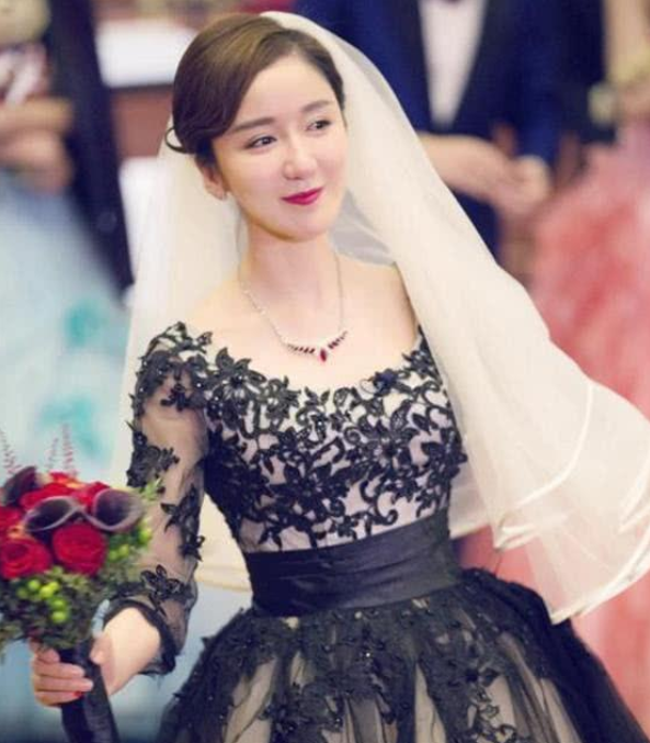 当《爱情公寓》女主换上婚纱后:陈美嘉甜美,看到胡一菲:美翻了