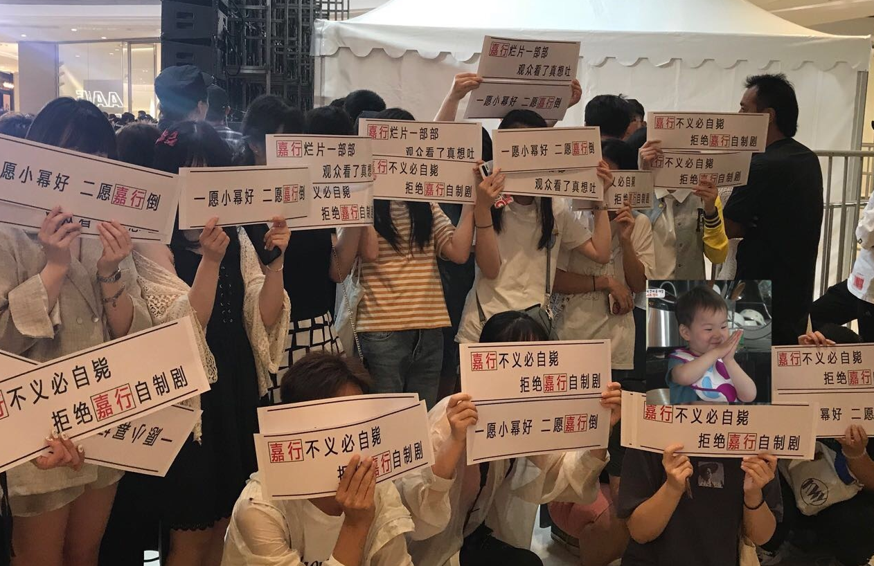 杨幂穿白色短裙小露香肩,不受粉丝控诉影响,状态佳