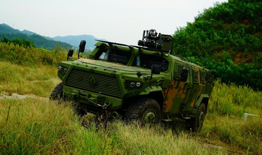 宋楠综合研判东风全新一代长轴距四驱猛士装甲突击车技战术