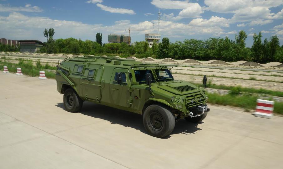 宋楠综合研判东风全新一代长轴距四驱猛士装甲突击车技战术