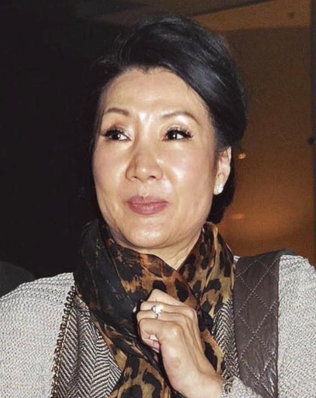 最灵活的胖子"到如今腿伤常年坐轮椅|洪金宝|曹恩玉|高丽虹_新浪新闻