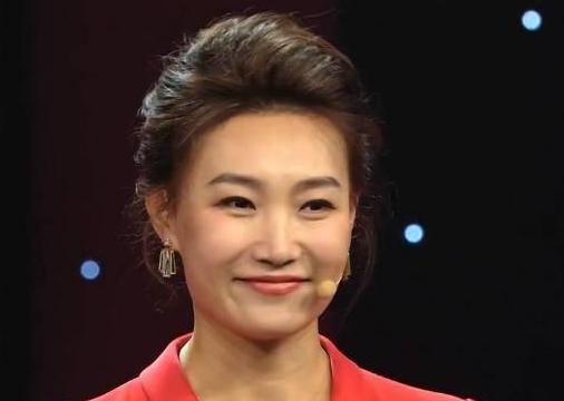 央视一姐带十二年假发扮成熟，摘下假发后，粉丝表示恋爱了