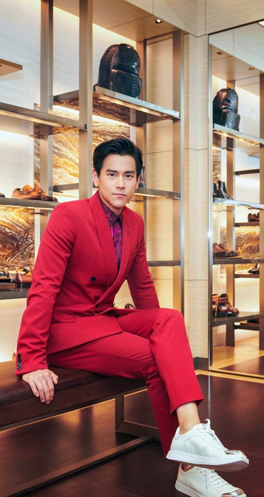 彭于晏高调营业,红色西装竟配小白鞋,大胆之处却显男人味