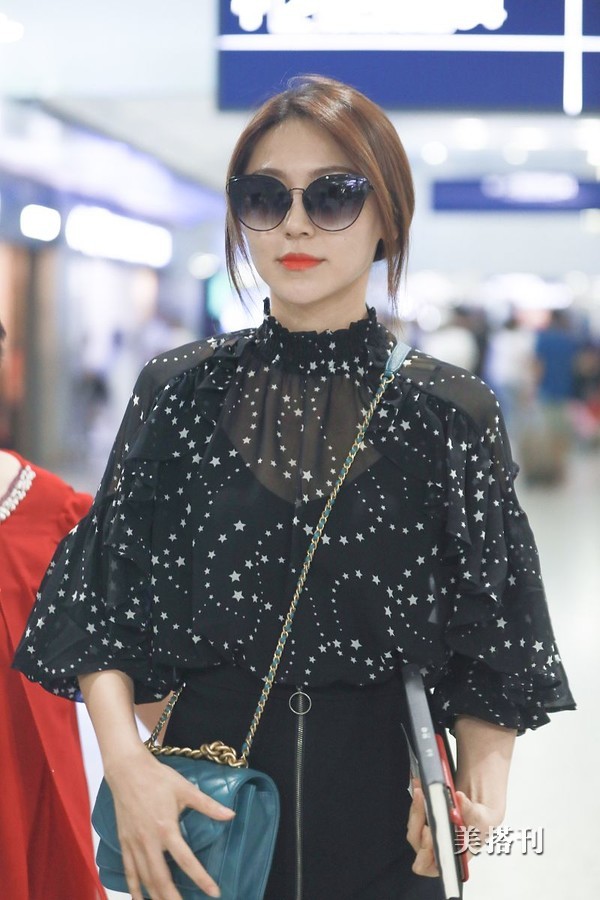 杨幂旗下艺人黄梦莹穿透视装性感走机场皮肤白皙双腿又细又长