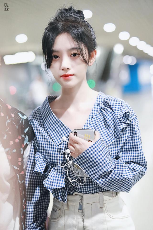 鞠婧祎丸子头现身机场妆容精致v领衬衫秀锁骨美肌雪白