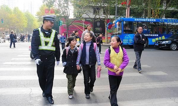 初一学生过斑马线时被撞飞身亡,两位学生旁观休闲区蓝鸢梦想 - Www.slyday.coM 初一学生过斑马线时被撞飞身亡,两位学生旁观休闲区蓝鸢梦想 - Www.slyday.coM