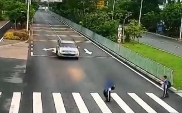 初一学生过斑马线时被撞飞身亡,两位学生旁观休闲区蓝鸢梦想 - Www.slyday.coM 初一学生过斑马线时被撞飞身亡,两位学生旁观休闲区蓝鸢梦想 - Www.slyday.coM