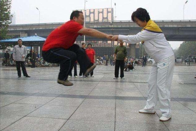 太极大师闫芳复出首发声:师父一眼就相中我,说我有胆魄会成功