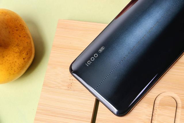 4g手机的价格入手一台5g旗舰难怪iqoopro5g版一机难求