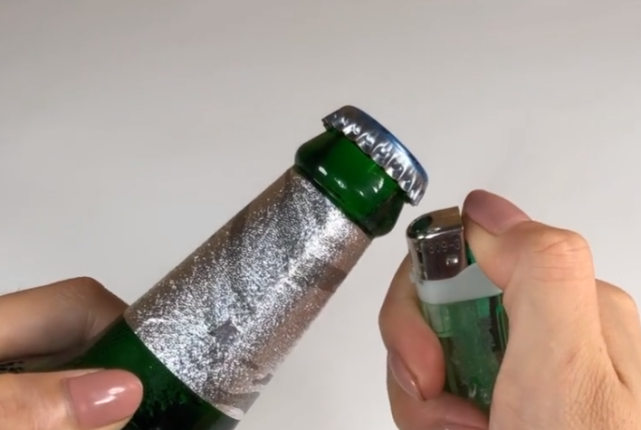 原来啤酒瓶盖上有个小机关用手一拧就开不用开瓶器