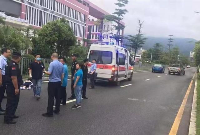 初一学生过斑马线时被撞飞身亡,两位学生旁观休闲区蓝鸢梦想 - Www.slyday.coM 初一学生过斑马线时被撞飞身亡,两位学生旁观休闲区蓝鸢梦想 - Www.slyday.coM