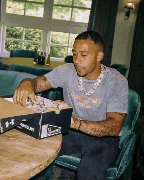 孟菲斯·德佩上脚全新under armour spotlight足球鞋