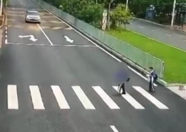 初一学生过斑马线时被撞飞身亡,两位学生旁观休闲区蓝鸢梦想 - Www.slyday.coM 初一学生过斑马线时被撞飞身亡,两位学生旁观休闲区蓝鸢梦想 - Www.slyday.coM