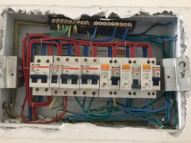家里配电箱万万要这样装,安装时盯紧工人,住几十年没问题