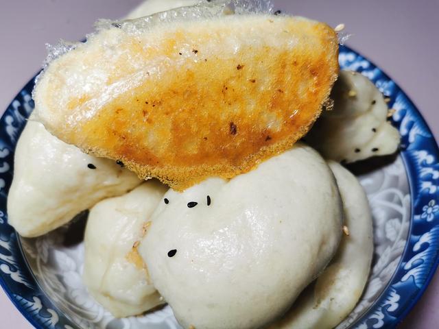 素馅水煎包,馅料食用豆腐,虾皮,粉丝,鸡蛋以及胡萝卜做成的.