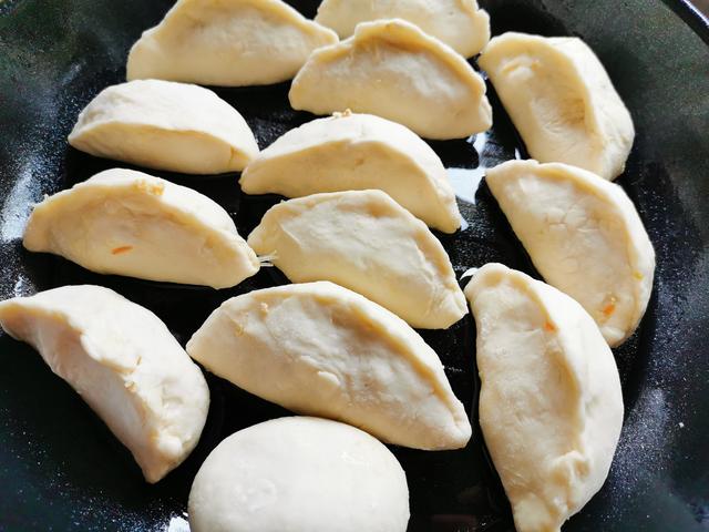 素馅水煎包,馅料食用豆腐,虾皮,粉丝,鸡蛋以及胡萝卜做成的.