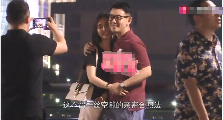 李响和妻子在外滩边合体秀恩爱的视频,两人拍摄完照片后还一起手牵手