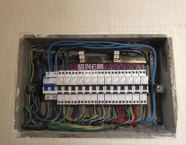 家里配电箱万万要这样装,安装时盯紧工人,住几十年没问题