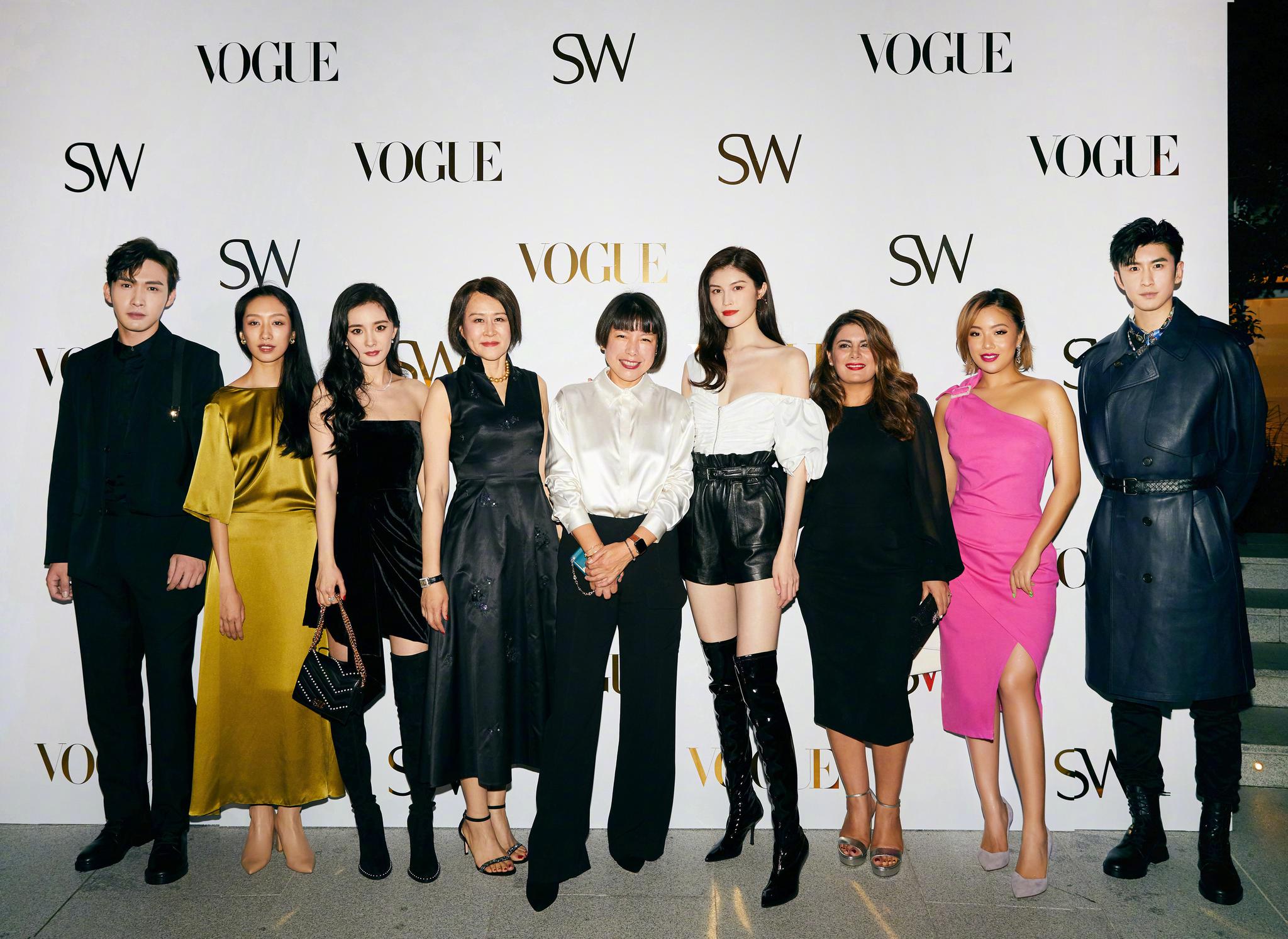 杨幂与何穗等众明星合影,超模和明星的差距太明显了