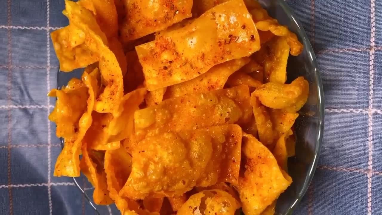 自制零食油炸馄饨皮,香辣酥脆风味独特,比辣条更好吃