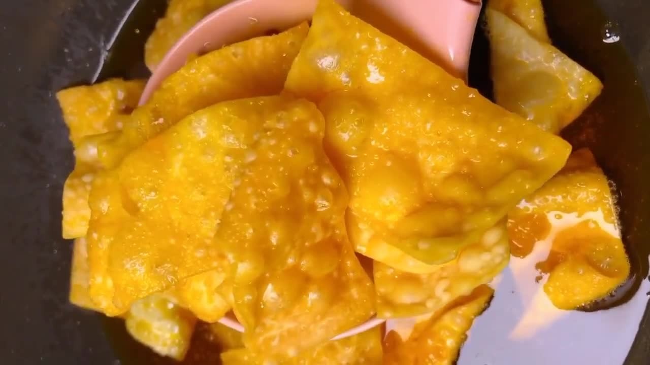 自制零食油炸馄饨皮,香辣酥脆风味独特,比辣条更好吃