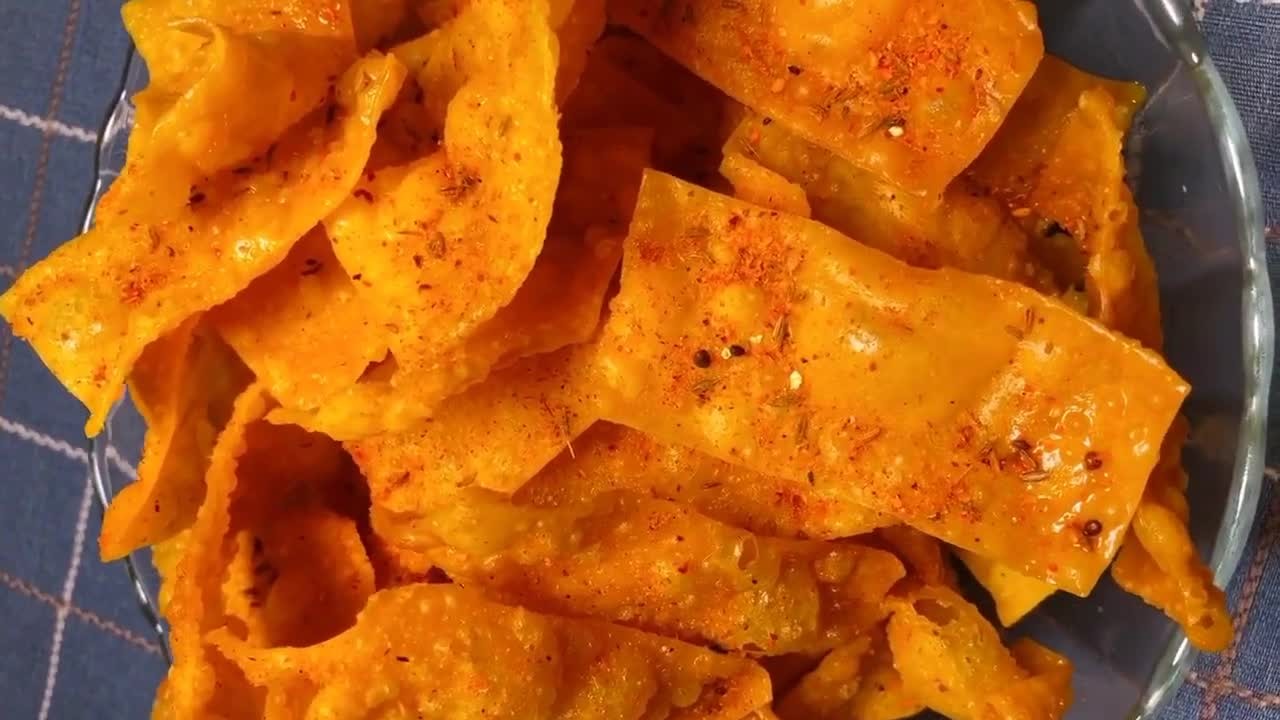 自制零食油炸馄饨皮,香辣酥脆风味独特,比辣条更好吃