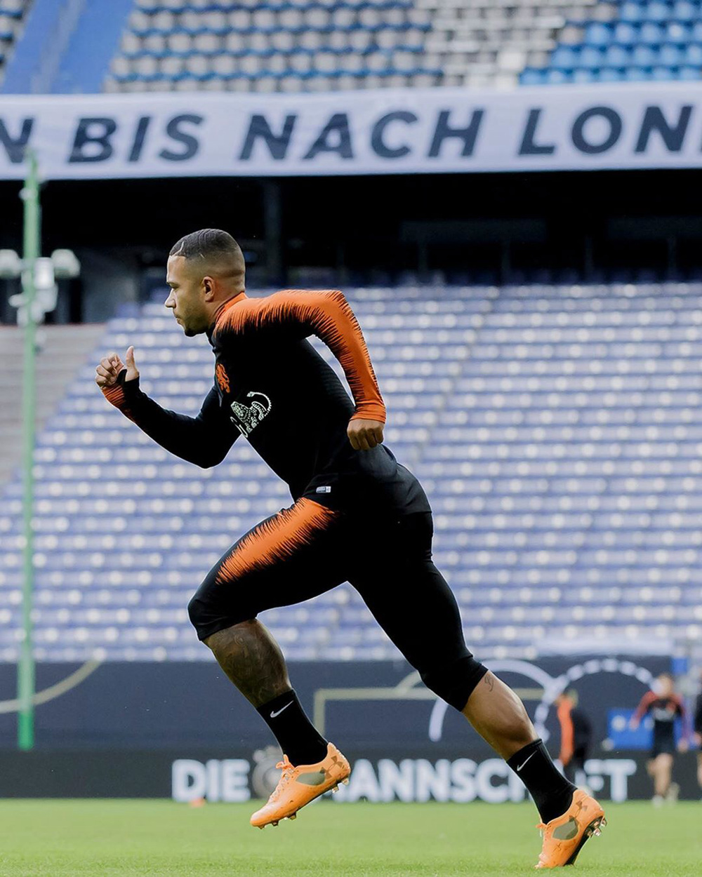 孟菲斯·德佩上脚全新under armour spotlight足球鞋