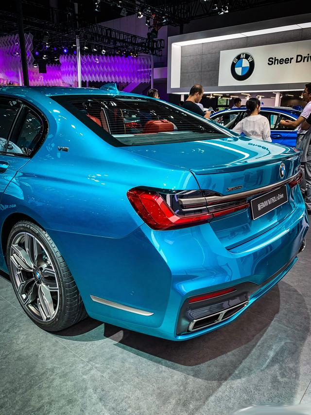 宝马m760li,蓝色外观,想像不出来什么人能驾驭这种颜色的车