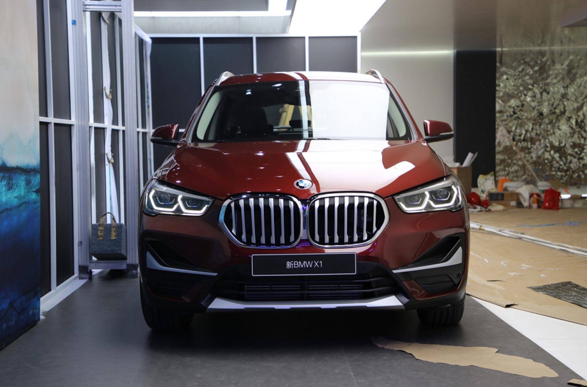 详解宝马x1改款,运动套件,8l油耗,新大灯,超大肾颜值逆龄