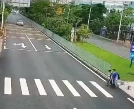 初一学生过斑马线时被撞飞身亡,两位学生旁观休闲区蓝鸢梦想 - Www.slyday.coM 初一学生过斑马线时被撞飞身亡,两位学生旁观休闲区蓝鸢梦想 - Www.slyday.coM