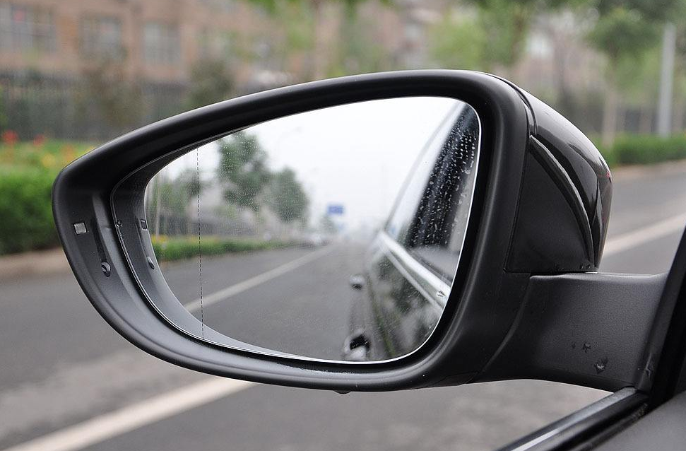 汽车后视镜那条线有啥用?别瞧不上它,廉价车都没有