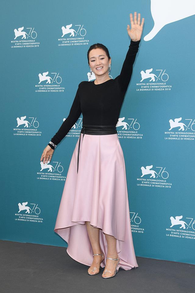 巩俐的少女心藏不住了,紧身针织衫搭配粉色缎面裙,美得优雅高级